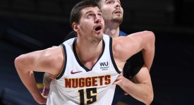 杨瀚森重返青岛篮球公园，与刘维伟教练深情拥抱